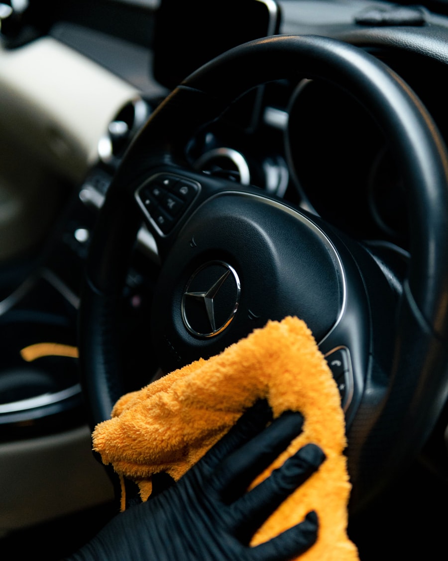Pulizia degli interni e del volante dell'auto