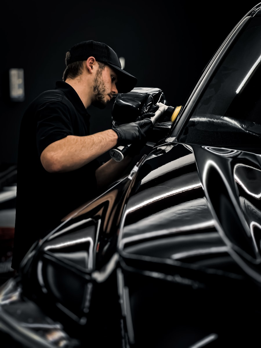 Lucidatura professionale della carrozzeria con tampone rotante